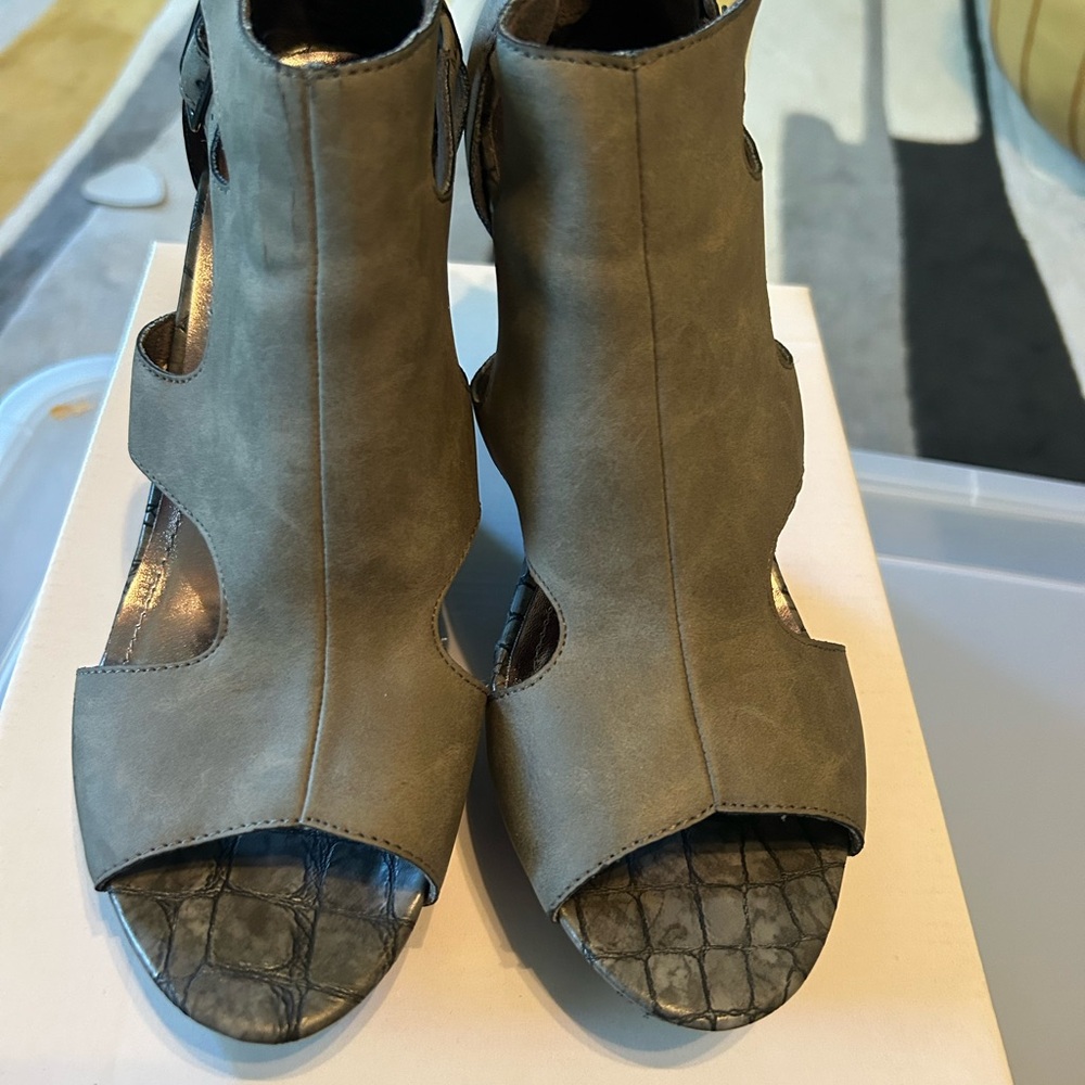 Kenneth Cole Green Heeled Boots Modern Design